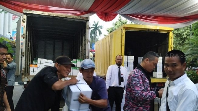 Penampakan bukti tambahan dari Tim Hukum Prabowo yang diangkut 2 mobil boks. (Suara.com/Yasir)