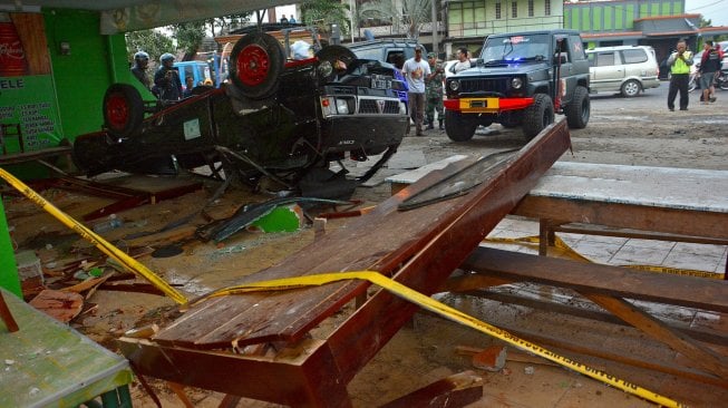 Mobil pikap yang menabrak rumah makan di Bandar Kedungmulyo, Jombang, Jawa Timur, Rabu (12/6). [ANTARA FOTO/Syaiful Arif]