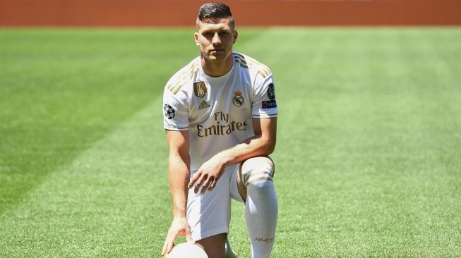 Pemain baru Real Madrid Luka Jovic berpose dengan jersey Real Madrid saat diperkenalkan di Santiago Bernabeu, Madrid, Spanyol (12/3). [PIERRE-PHILIPPE MARCOU / AFP]
