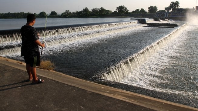 Warga memancing di Bendungan Karet atau Dam Karet (Rubber Dam), Kecamatan Megaluh, Kabupaten Jombang, Jawa Timur, Kamis (13/6). [Suara.com/Arief Hermawan P]