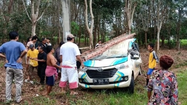 Pecah Ban, Pengemudi Mobil Dinas PLN Tewas Setelah Hantam Tiang Listrik