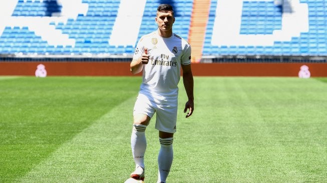 Pemain baru Real Madrid Luka Jovic berpose dengan jersey Real Madrid saat diperkenalkan di Santiago Bernabeu, Madrid, Spanyol (12/3). [PIERRE-PHILIPPE MARCOU / AFP]