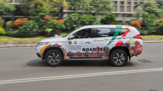 Petugas membawa mobil dengan menggunakan bahan bakar Biodisel 30 saat launching road test penggunaan B30 di gedung KESDM, Jakarta, Kamis (13/6). [Suara.com/Muhaimin A Untung] 