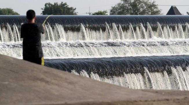 Warga memancing di Bendungan Karet atau Dam Karet (Rubber Dam), Kecamatan Megaluh, Kabupaten Jombang, Jawa Timur, Kamis (13/6). [Suara.com/Arief Hermawan P]