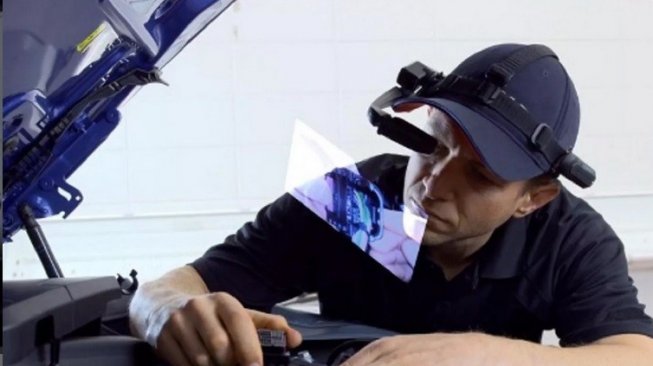 Scanning kerusakan mesin dengan kacamata pintar [BMW, cnet].