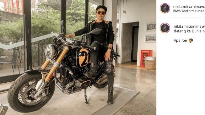 NIkita Mirzani berpose dengan motor BMW R Nine T. (Instagram/@nikitamirzanimawardi_17)