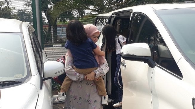 Mulan Jameela tiba di Rutan Cipinang, Jakarta Timur, Kamis (13/5/2019) bersama buah hatinya. 