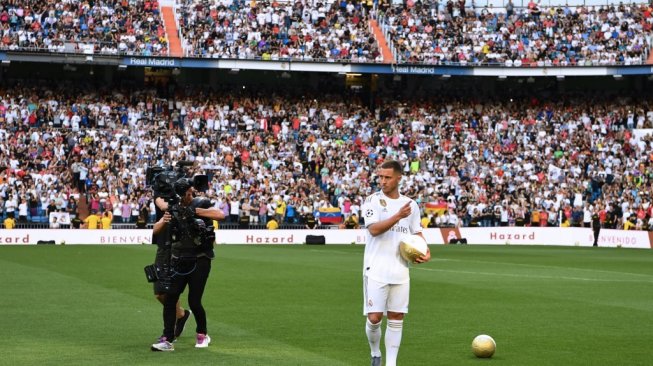 Eden Hazard diperkenalkan secara resmi sebagai pemain anyar Real Madrid, Jumat (14/6/2019). [GABRIEL BOUYS / AFP]