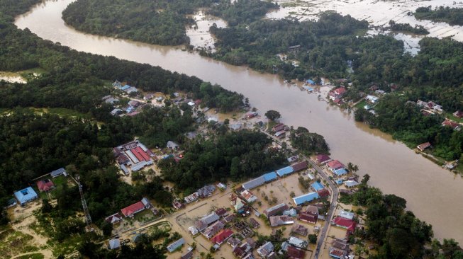 Foto udara banjir yang merendam rumah warga dan lahan tambak di Kecamatan Bondoala, Konawe, Sulawesi Tenggara, Kamis (13/6). [ANTARA FOTO/Jojon]