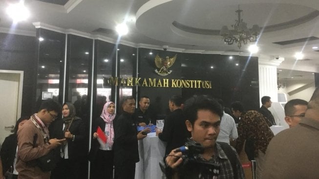 Bambang Widjojanto Datang ke Ruang Sidang MK, Salaman dengan Tim Jokowi