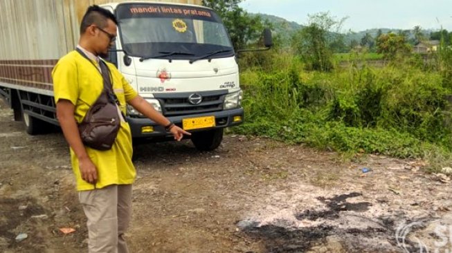 Jambret HP Tewas Diamuk Massa, Motor Dibakar di Dekat Masjid Cibolang