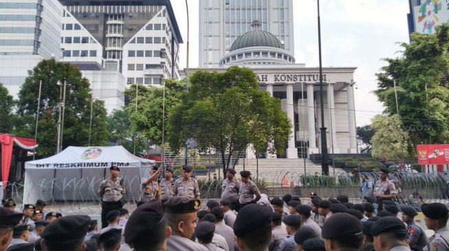 Polisi dan Tentara Mulai Bersiaga di Depan Gedung MK