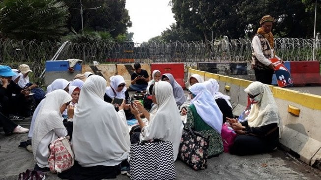 Kawal Sidang Prabowo di MK, Emak-emak Baca Alquran di Jalur TransJakarta