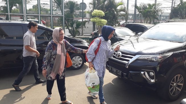 Ibunda Ahmad Dhani, Joyce Theresia, datang ke Rutan Cipinang, Jakarta [Suara.com/Ismail]