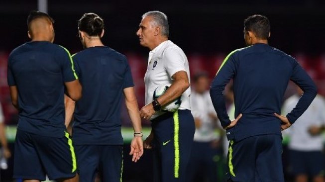 Pelatih timnas Brasil Tite memberikan instruksi kepada pemainnya saat melakukan sesi latihan di Morumbi stadium, Sao Paulo. PEDRO UGARTE / AFP