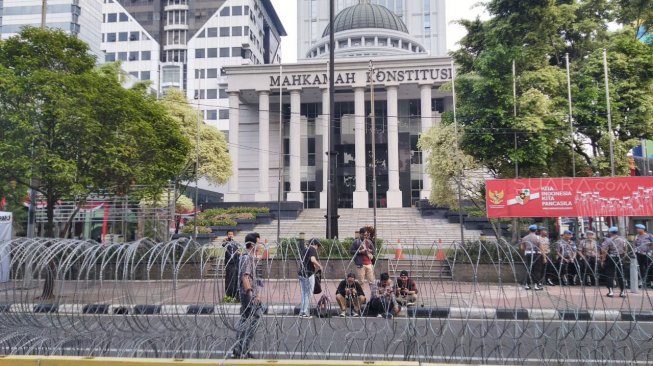 Pengamanan di depan Gedung Mahkamah Konstitusi atau MK. (Suara.com/Tyo)