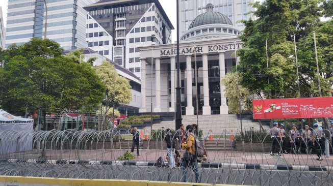 Pengamanan di depan Gedung Mahkamah Konstitusi atau MK. (Suara.com/Tyo)