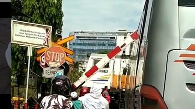 Paksa Terobos, Bus Tersangkut Palang Pintu Perlintasan Kereta Api