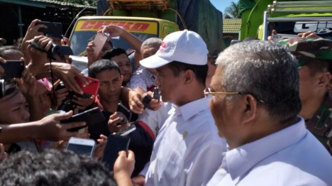 Mentan, Amran Sulaiman, mengunjungi korban banjir Kabupaten Konawe Utara, Sultra, Kamis (13/6/2019) siang. (Dok : Kementan) 