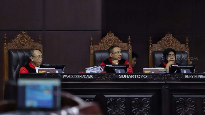 Sejumlah Hakim Konstitusi memimpin sidang perdana sengketa Pilpres 2019 di Gedung Mahkamah Konstitusi (MK), Jakarta, Jumat (14/6). [Suara.com/Muhaimin A Untung]