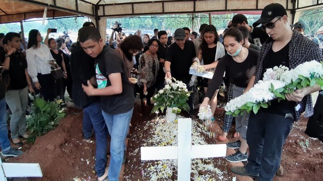 Suasana pemakaman Robby Sugara. [Revi C Rantung/Suara.com]