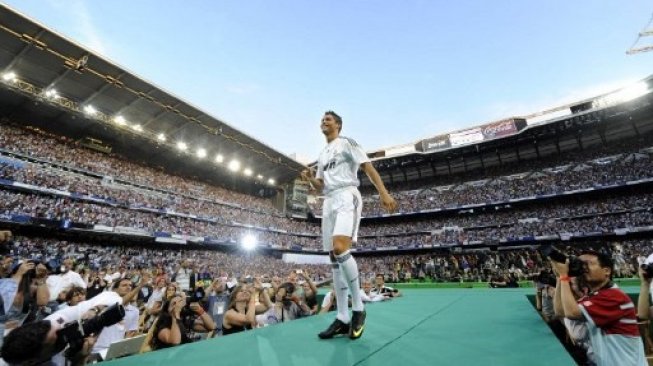 Cristiano Ronaldo saat pertama kali diperkenalkan ke publik Santiago Bernabeu pada Juli 2009. (DANI POZO / AFP)