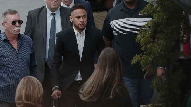 Bintang Paris Saint-Germain, Neymar memenuhi panggilan polisi Brasil, Kamis (13/6/2019) waktu setempat, meski cedera. (ARI FERREIRA / AFP)