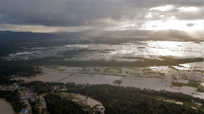 Foto udara banjir yang merendam rumah warga dan lahan tambak di Kecamatan Bondoala, Konawe, Sulawesi Tenggara, Kamis (13/6). [ANTARA FOTO/Jojon]