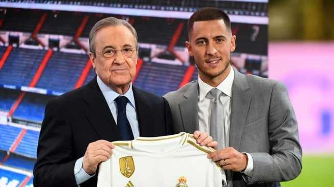 Perkenalan sebagai pemain anyar di Real Madrid, Eden Hazard bersama Presiden Real Madrid, Florentino Perez, Kamis (13/6/2019) waktu setempat. [GABRIEL BOUYS / AFP]