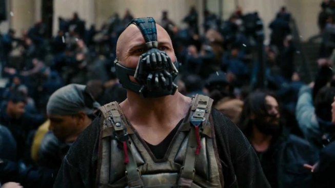 Tokoh Bane yang diperankan Tom Hardy dalam film The Dark Knight Rises. [Warner Bross]