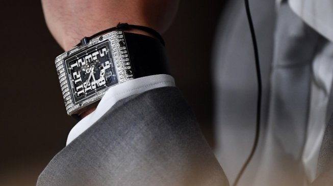 Saat perkenalan sebagai pemain anyar di Real Madrid, Eden Hazard kenakan jam tangan mewah merek Richard Mille. [GABRIEL BOUYS / AFP]