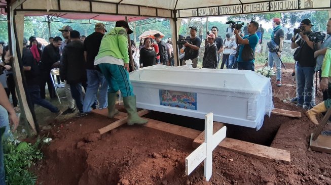 Jenazah Robby Sugara yang berada di dalam peti berwarna putih siap untuk dikubur di TPU Pondok Ranggon, Jakarta Timur, Jumat (14/6/2019). [Revi C Rantung/Suara.com]