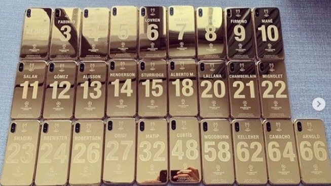 iPhone X berlapis emas untuk para pemain Liverpool. [Instagram/@idesigngold]