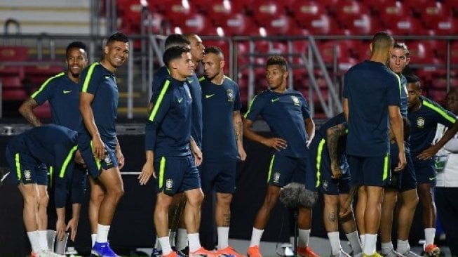 Para pemain Brasil melakukan pemanasan sebelum melakukan sesi latihan di Morumbi stadium, Sao Paulo, menjelang menghadapi Bolivia di Copa America. Pedro UGARTE / AFP