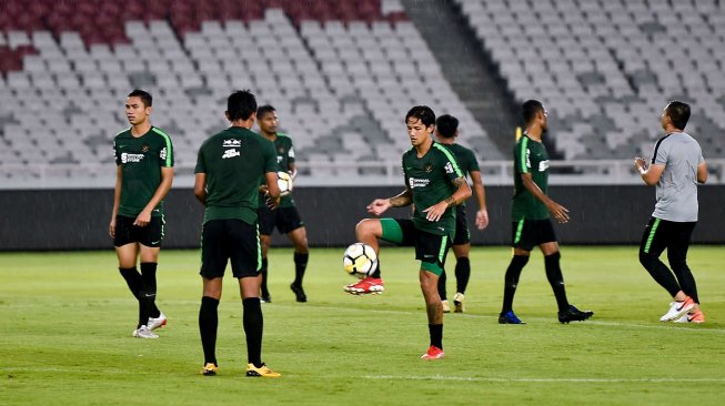 Pemain sepakbola timnas Indonesia mengikuti sesi latihan di Stadion Gelora Bung Karno, Senayan, Jakarta, Jumat (14/6). ANTARA FOTO/Galih Pradipta