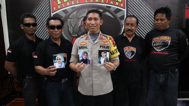 Kapolres Lumajang, AKBP Muhammad Arsal Sahban menunjukkan foto-foto perempuan yang disebut bernama Holifah di kasus istri digadai suami di Lumajang. (Suara.com/Achmad Ali)