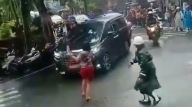 Ibu Nekat Hadang Mobil Jokowi di Bali, Teriakan Terdengar!