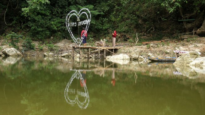 Pengunjung menikmati suasana di Kedung Cinet, Plandaan, Kabupaten Jombang, Jawa Timur, Sabtu (15/6). [Suara.com/Arief Hermawan P]