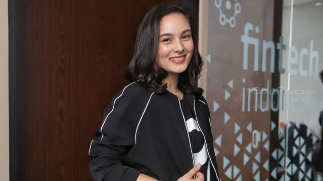 Aktris Chelsea Islan berpose saat dijumpai di kawasan Kuningan, Jakarta, Sabtu (15/6). [Suara.comMuhaimin A Untung]