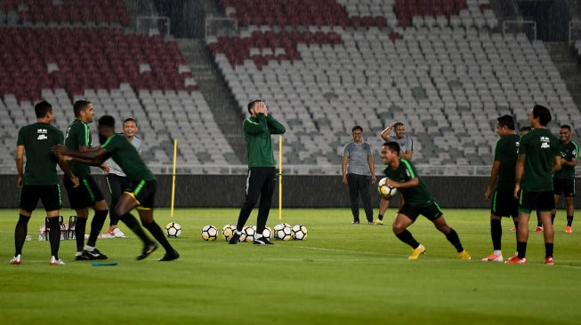 Pemain sepakbola timnas Indonesia mengikuti sesi latihan di Stadion Gelora Bung Karno, Senayan, Jakarta, Jumat (14/6). ANTARA FOTO/Galih Pradipta