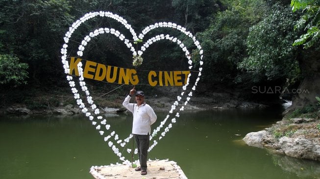 Pengunjung menikmati suasana di Kedung Cinet, Plandaan, Kabupaten Jombang, Jawa Timur, Sabtu (15/6). [Suara.com/Arief Hermawan P]