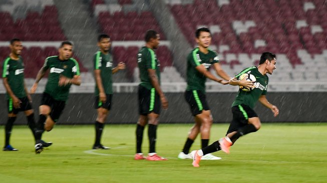 Pemain sepakbola timnas Indonesia mengikuti sesi latihan di Stadion Gelora Bung Karno, Senayan, Jakarta, Jumat (14/6). ANTARA FOTO/Galih Pradipta