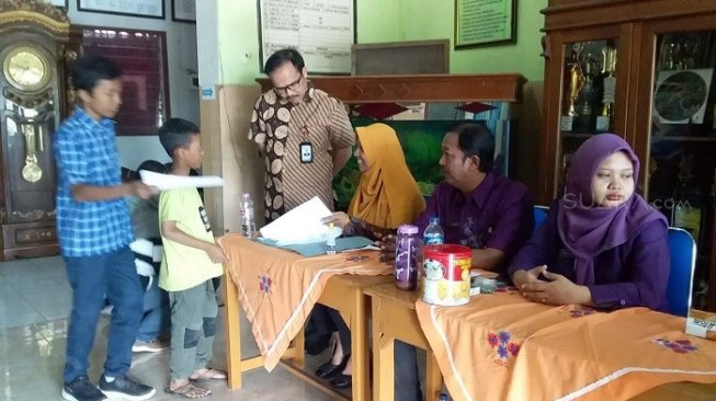 Suasana pendaftaran murid SMP baru di Semarang. (Suara.com/Adam Iyasa).