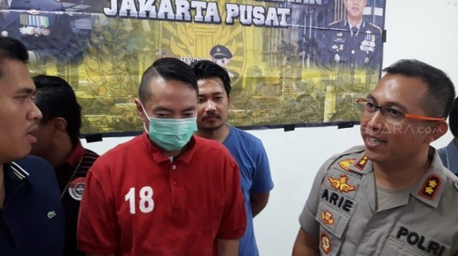 Andi Wibowo, pengemudi sedan BMW beraksi koboi jalanan diringkus polisi. (Suara.com/Arga).