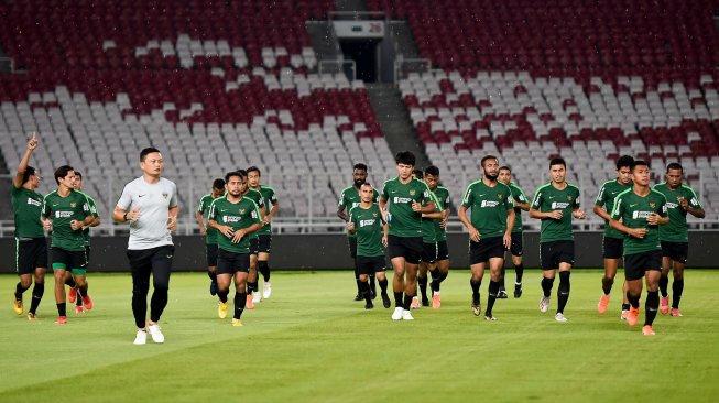 Pemain sepakbola timnas Indonesia mengikuti sesi latihan di Stadion Gelora Bung Karno, Senayan, Jakarta, Jumat (14/6). ANTARA FOTO/Galih Pradipta