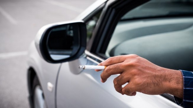 Buang Puntung Rokok Sembarangan, Pengendara Mobil Kena Denda Rp 8,2 Juta