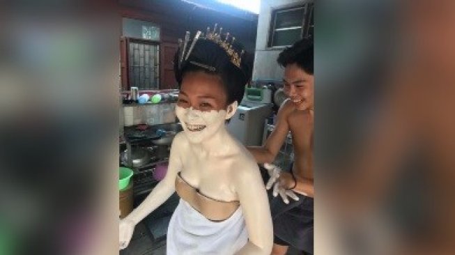 Aksi unik warganet dengan make up seluruh badan. [Twitter]