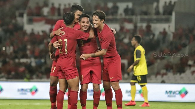 Pesepak bola timnas Indonesia melakukan selebrasi usai mencetak gol ke gawang timnas Vanuatu pada pertandingan persahabatan di Stadion Gelora Bung Karno, Jakarta, Sabtu (15/6). [Suara.com/Muhaimin A Untung]