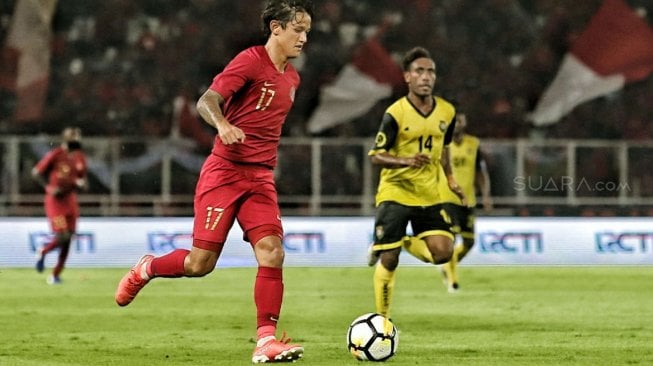 Pesepak bola timnas Indonesia Irfan Bachdim dengan pesepak bola timnas Vanuatu pada pertandingan persahabatan di Stadion Gelora Bung Karno, Jakarta, Sabtu (15/6). [Suara.com/Muhaimin A Untung]