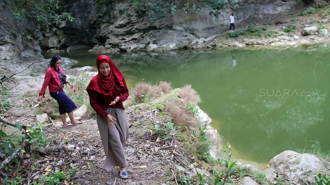 Pengunjung menikmati suasana di Kedung Cinet, Plandaan, Kabupaten Jombang, Jawa Timur, Sabtu (15/6). [Suara.com/Arief Hermawan P]